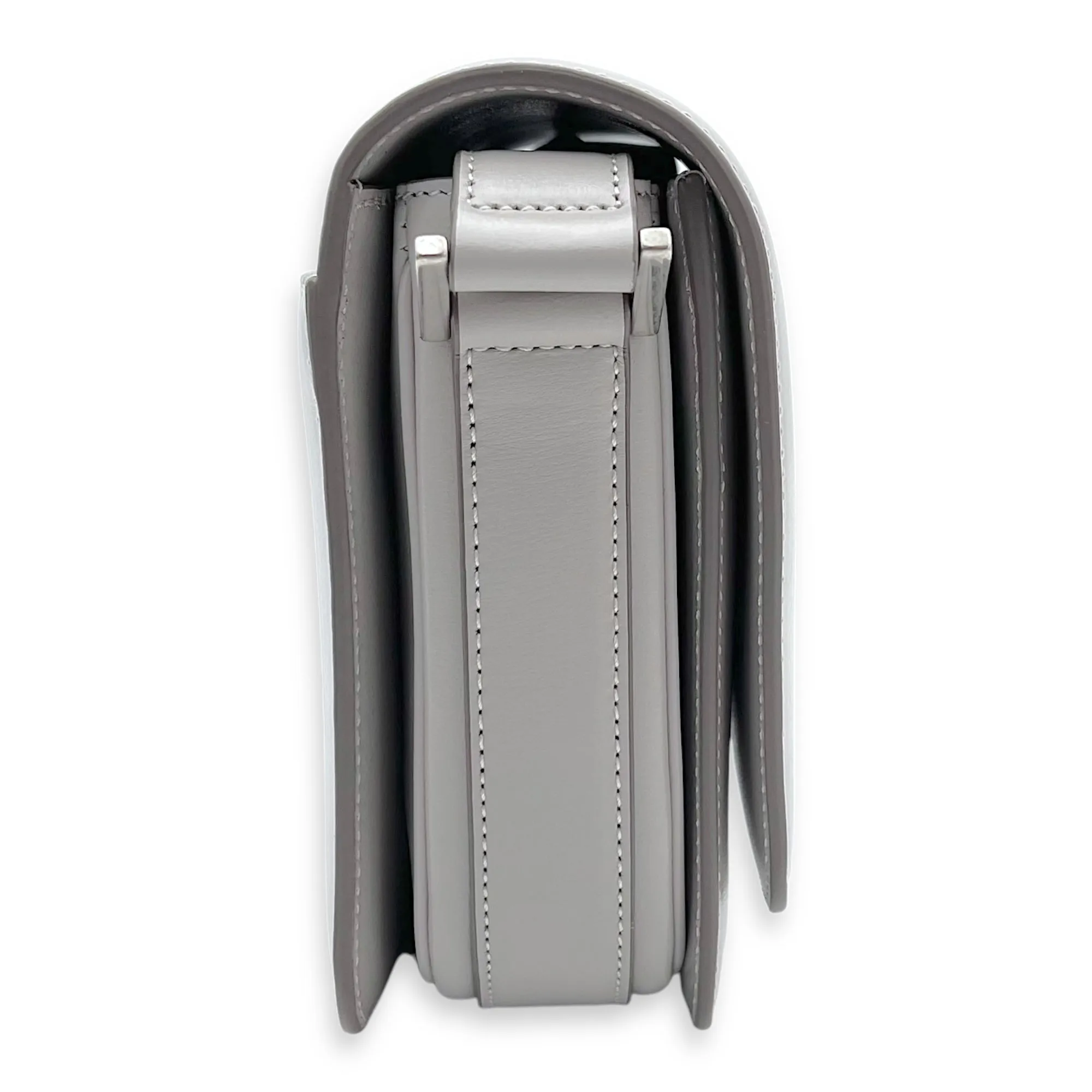 Le 61 Saddle Grey Shoulder Bag in Calfskin, Silver hardware