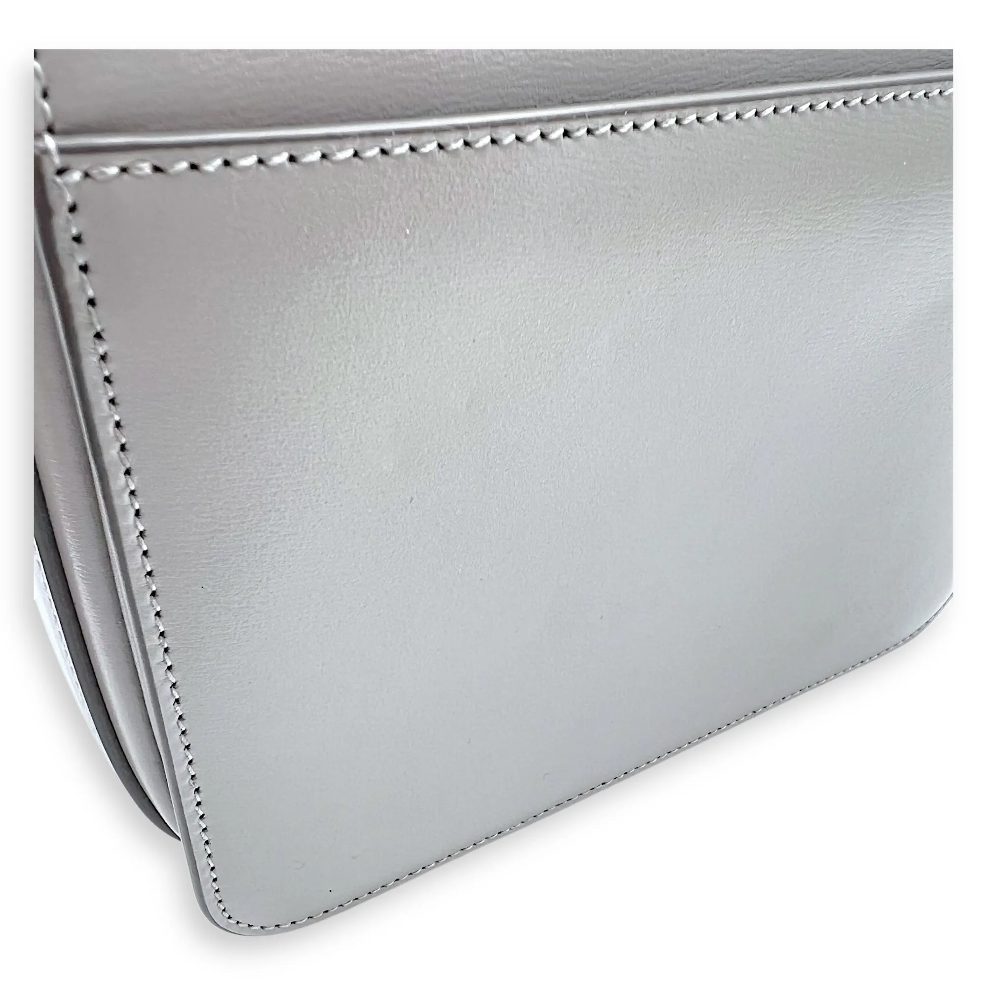 Le 61 Saddle Grey Shoulder Bag in Calfskin, Silver hardware