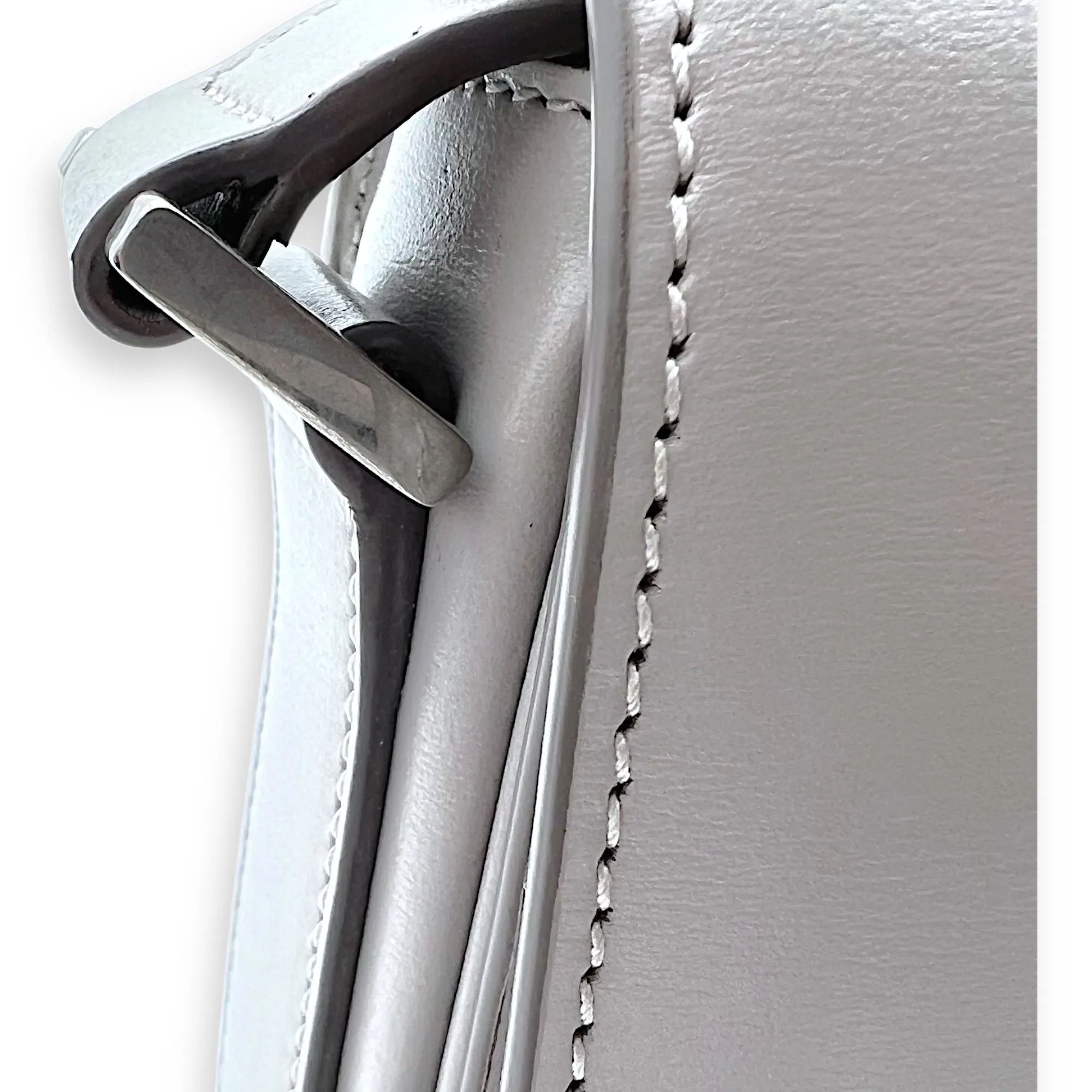 Le 61 Saddle Grey Shoulder Bag in Calfskin, Silver hardware