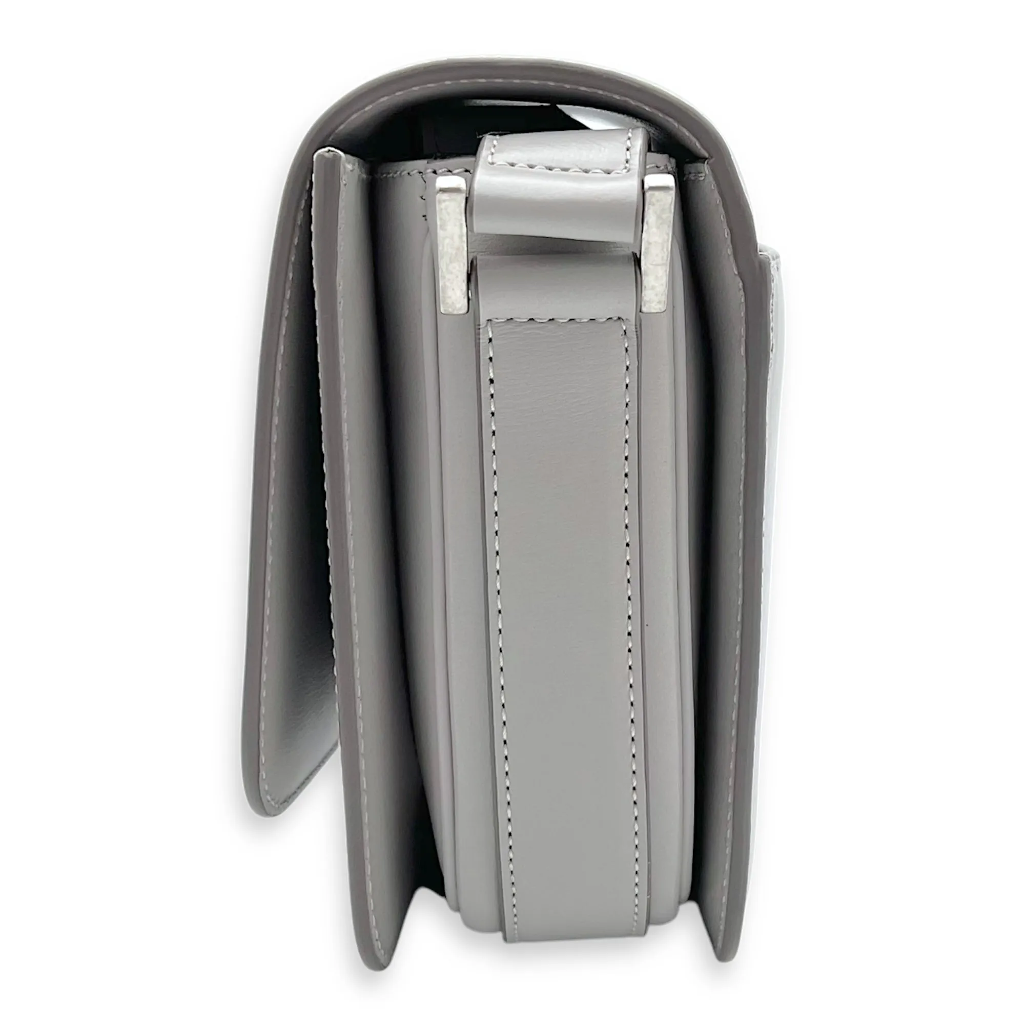 Le 61 Saddle Grey Shoulder Bag in Calfskin, Silver hardware