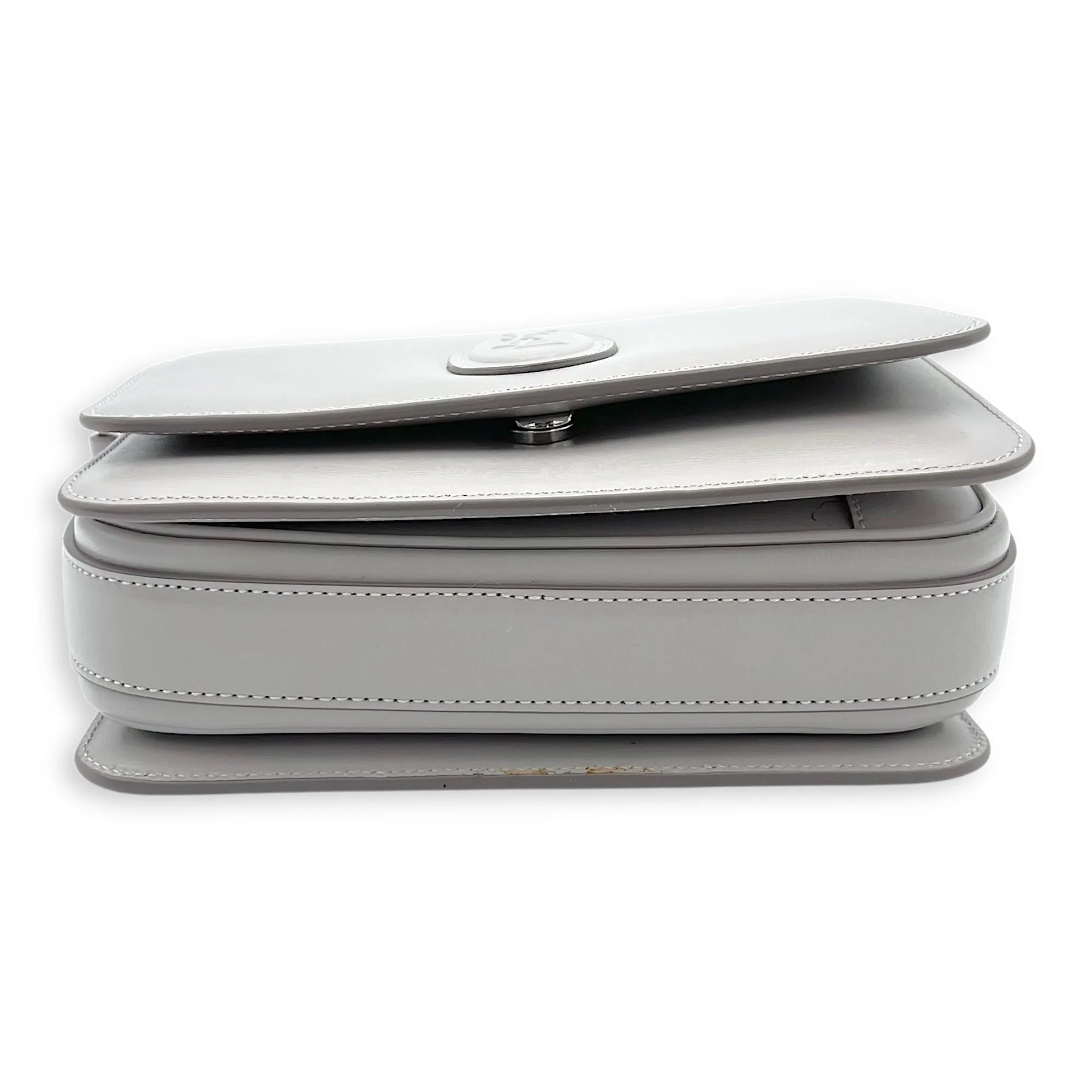 Le 61 Saddle Grey Shoulder Bag in Calfskin, Silver hardware